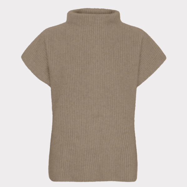 Beige strikpullover med høj hals. BTF Isabelle Racoon Pullover